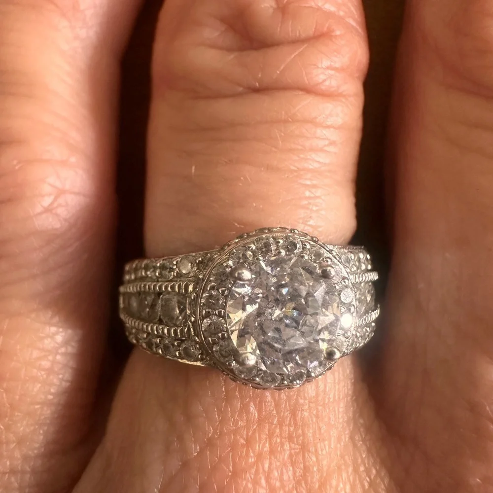 Elegant Silver CZ Woman’s Ring Perfect Travel or Vacation Size 6 Low Setting - Picture 2 of 12